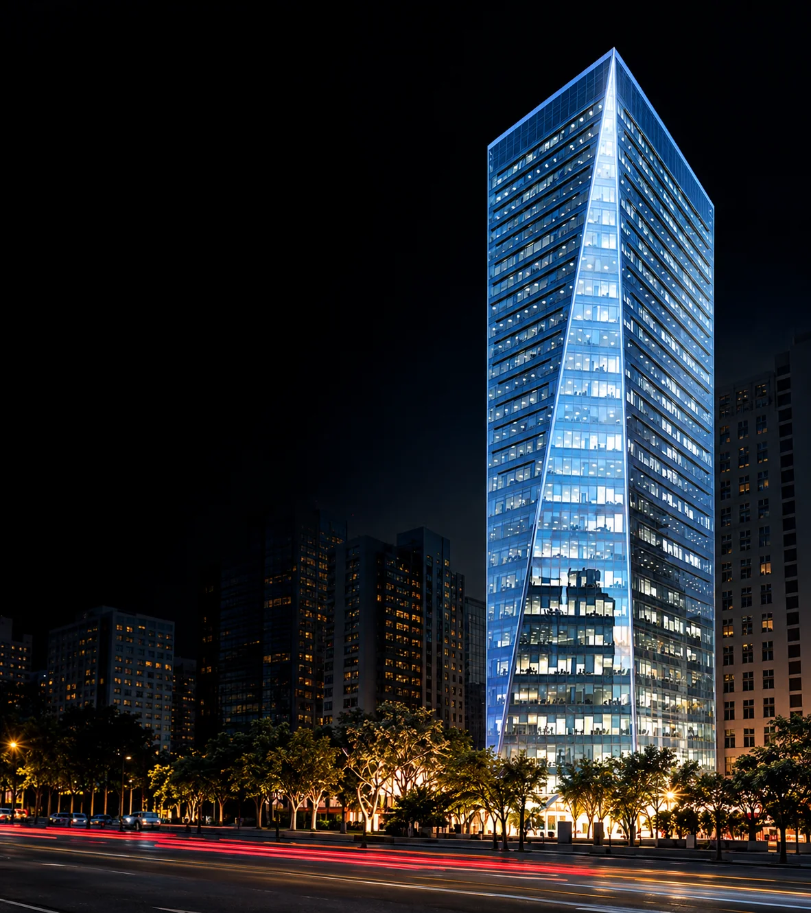 Torre comercial de vidro iluminada à noite em São Paulo