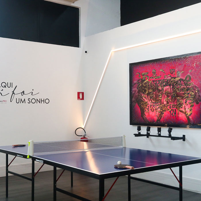 Espaço PRO em Moema, com mesa de pingue-pongue e arte em magenta